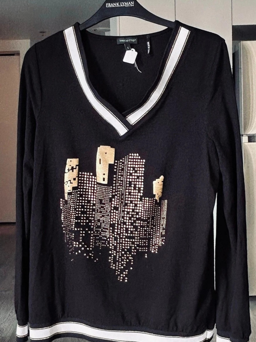TRICOTTO Women'Small V-Neck Sweater Black & Gold Size Small NWT